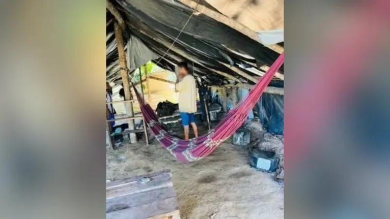 Como não havia quartos ou outros ambientes adequados, os pertences dos trabalhadores ficavam em mochilas e sacolas penduradas
