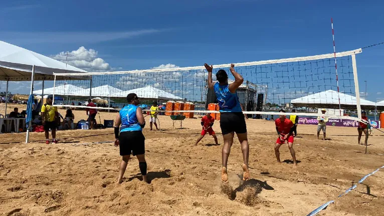 Na praia do Tucunaré está acontecendo competições de modalidades esportivas.