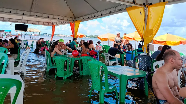 O banho no rio Tocantins tem um diferencial, os banhistas podem ficar embaixo de barracas, sentados em cadeiras com os pés na água