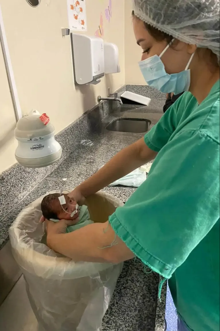 Recém-nascidos no ofurô, para simular ambiente intrauterino