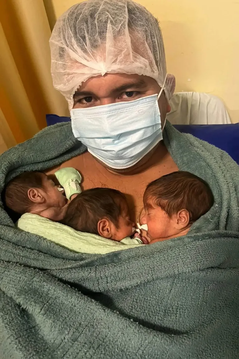 Papai dos trigêmeos no uso do método canguru