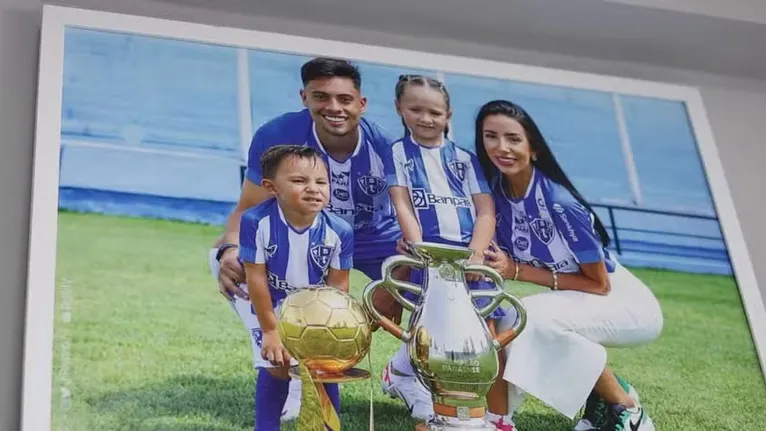 Leandro Vilela ao lado da esposa e filhos