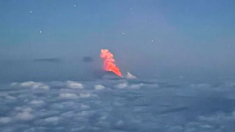 Lava quente flui pela encosta ocidental durante a erupção do vulcão Klyuchevskoy