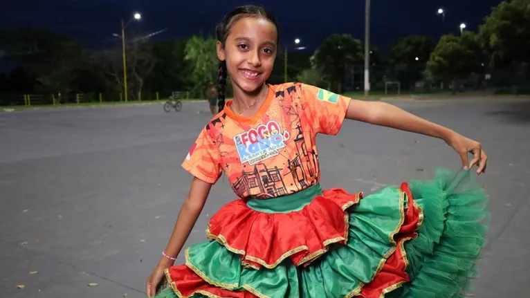 A estudante Alicya MAcena, de 9 anos, se prepara para a sua segunda apresentação com o grupo.