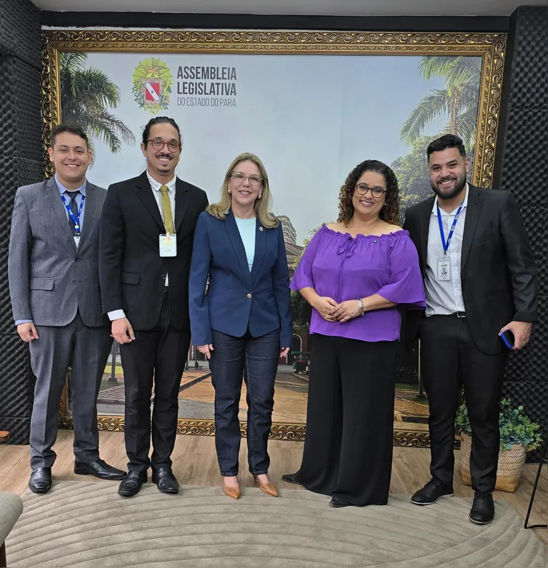 Elizabete Grunvald e Haynna Hálex junto com parte da equipe da Fundação Rádio e TV da Alepa.