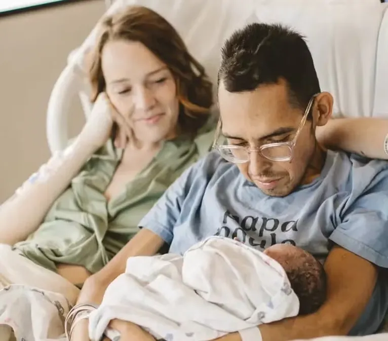 Tanner Martin ao lado da esposa e da filha