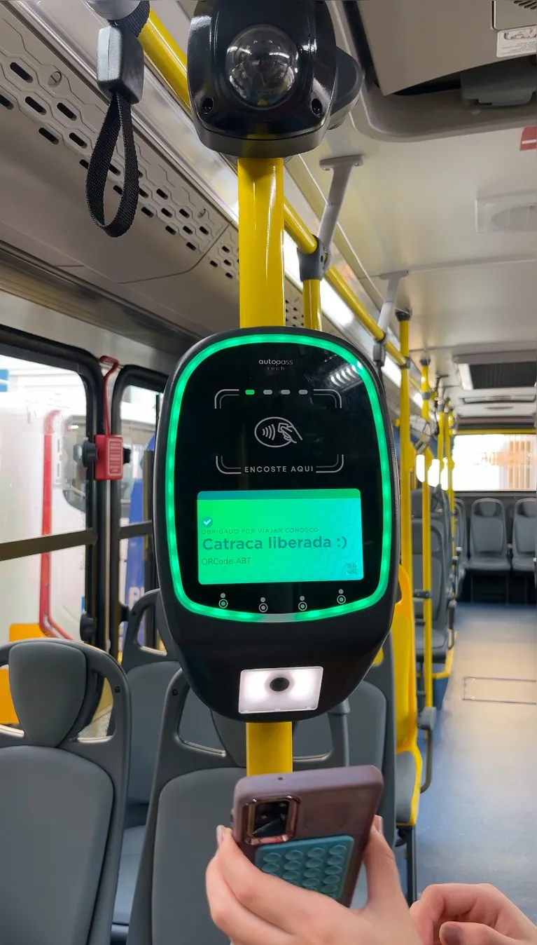 Basta aproximar o QR Code em frente ao leitor da catraca no ônibus e embarcar.