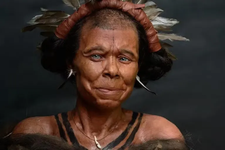 Cientistas e artistas uniram forças para recriar o rosto de uma mulher que viveu há 10.500 anos, na Bélgica