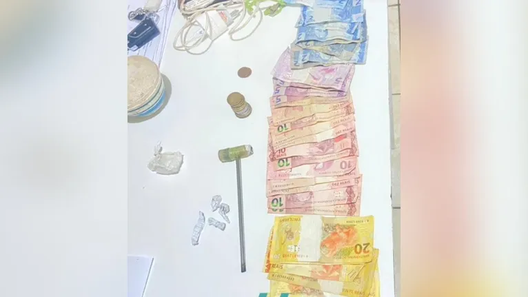 No interior do imóvel foram localizados diversos materiais que reforçam a prática do crime.