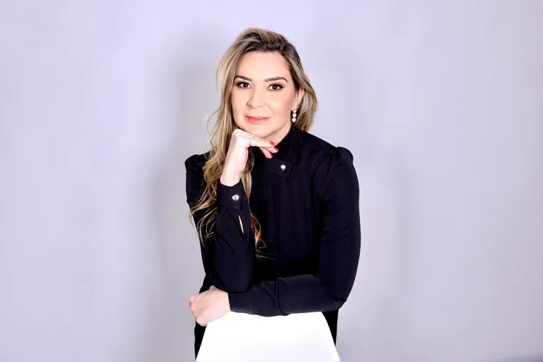 Fisioterapeuta Rafaela Pontes, especialista em estética avançada e emagrecimento