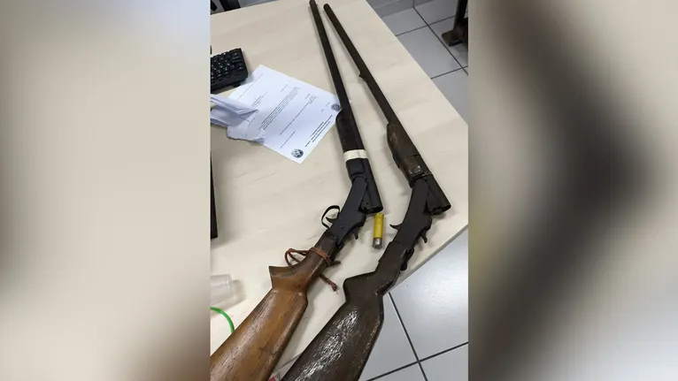 Duas espingardas foram encontradas nas despendências da residência e apreendidas.