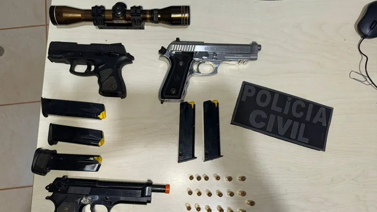Dois revolveres, um simulacro de arma de fogo, 25 munições e objetos utilizados no crime foram encontrados.
