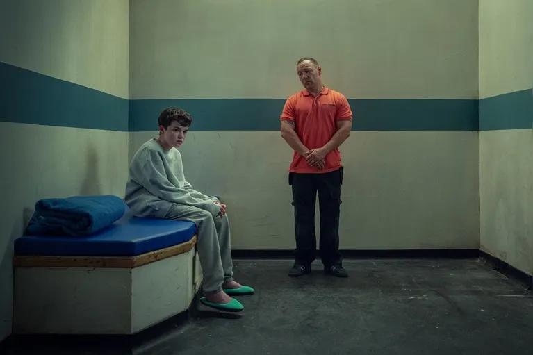 Owen Cooper como Jamie Miller, Stephen Graham como Eddie Miller, em Adolescência.