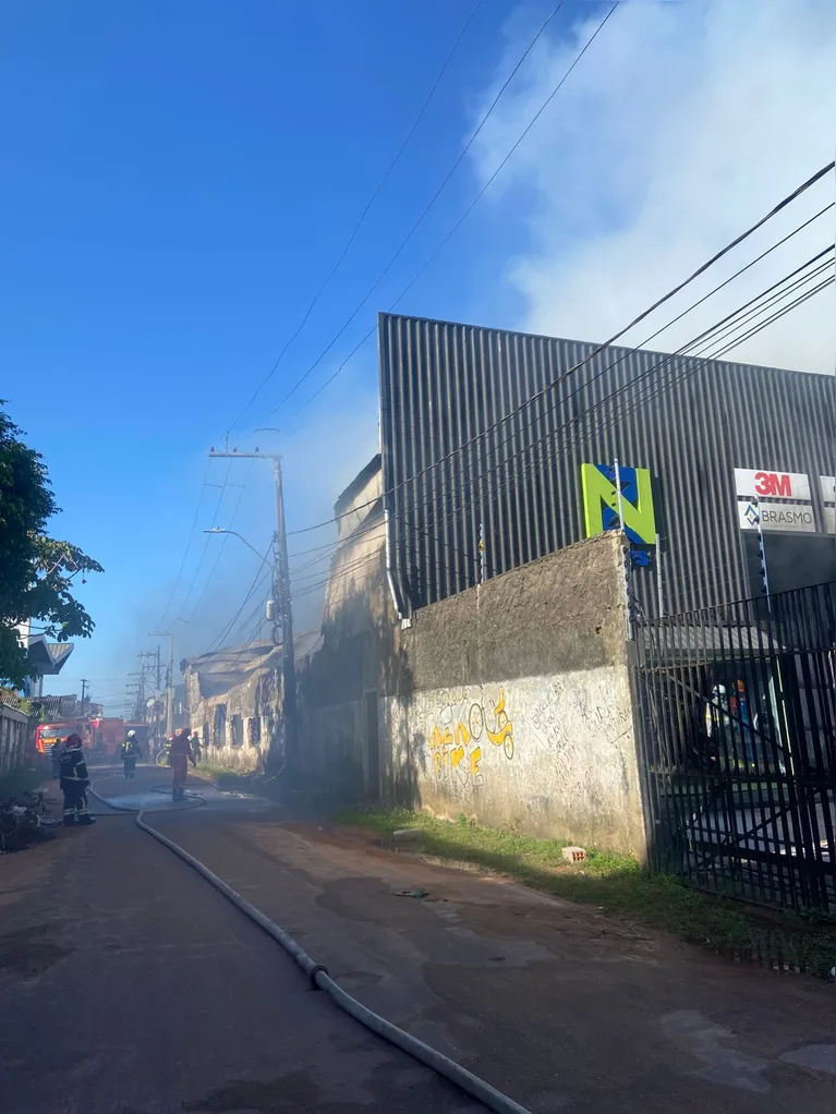 VÍDEO: Incêndio de grandes proporções atinge galpão em Ananindeua