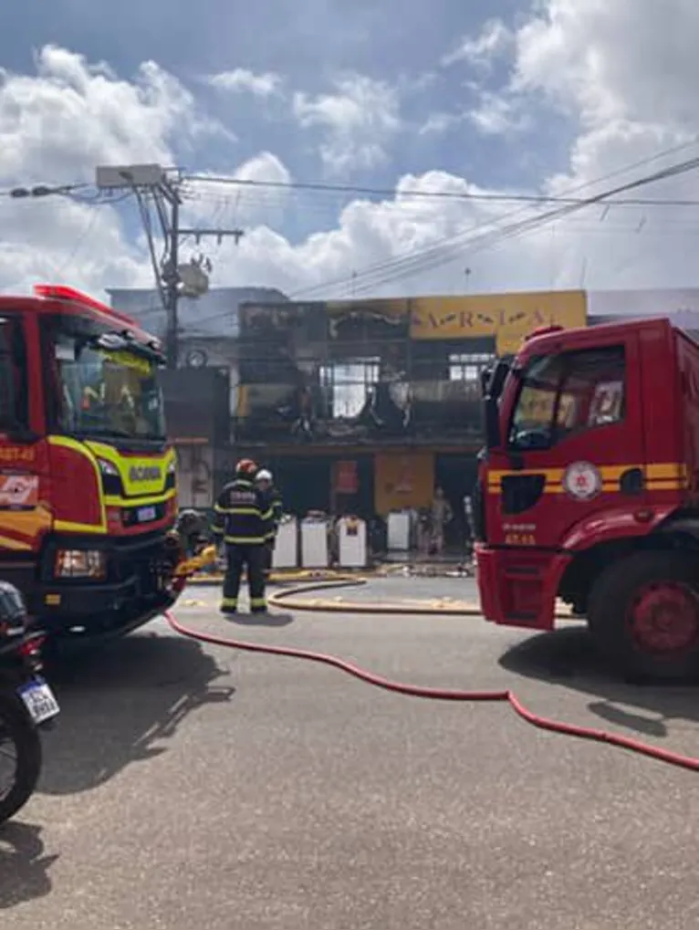 Incêndio de grandes proporções atinge loja de calçados em Ananindeua