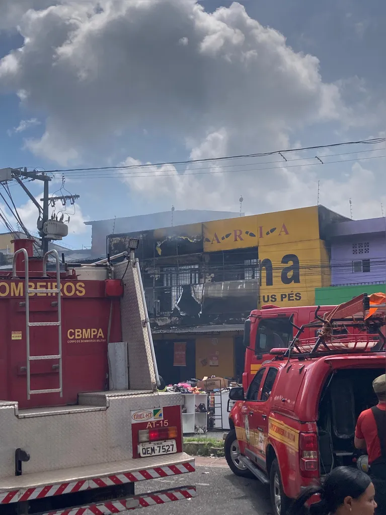 Incêndio de grandes proporções atinge loja de calçados em Ananindeua