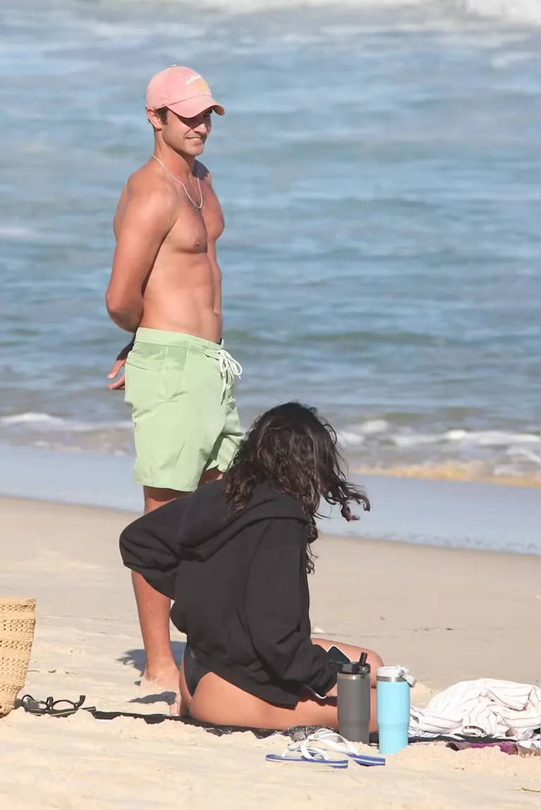 Bruna Marquezine é flagrada de biquíni em praia do Rio; veja fotos
