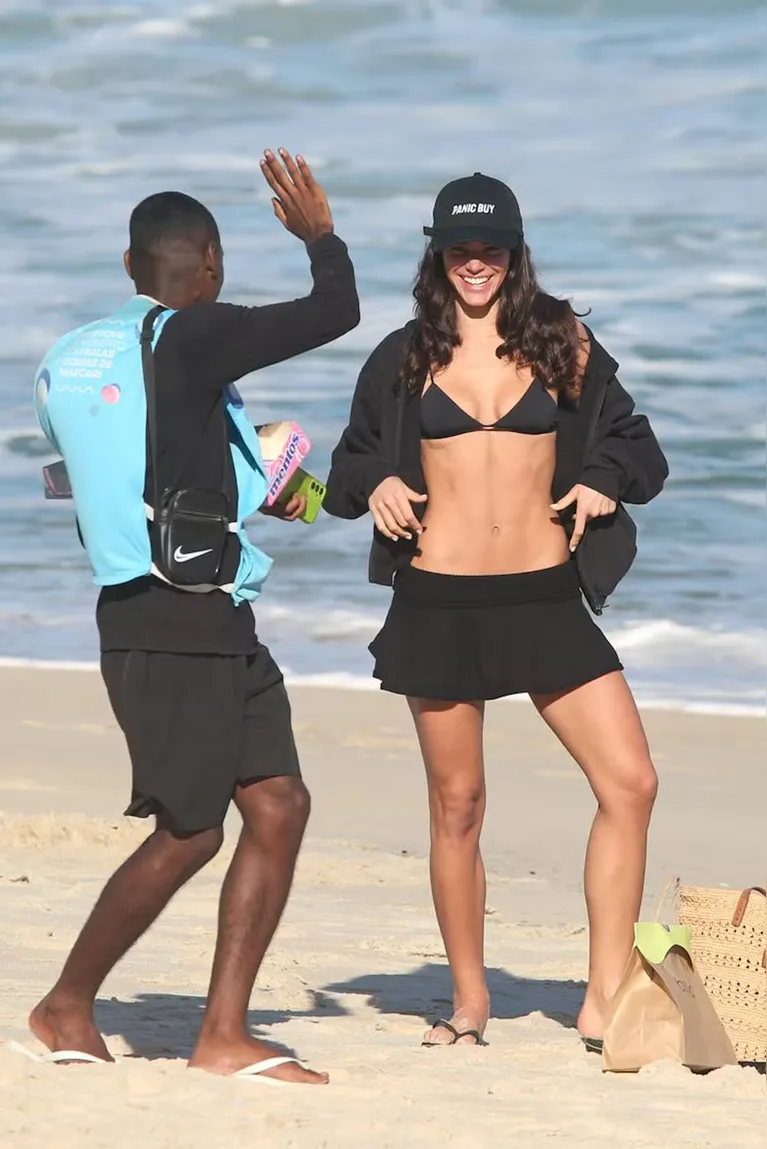Bruna Marquezine é flagrada de biquíni em praia do Rio; veja fotos