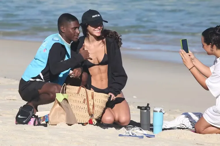 Bruna Marquezine é flagrada de biquíni em praia do Rio; veja fotos