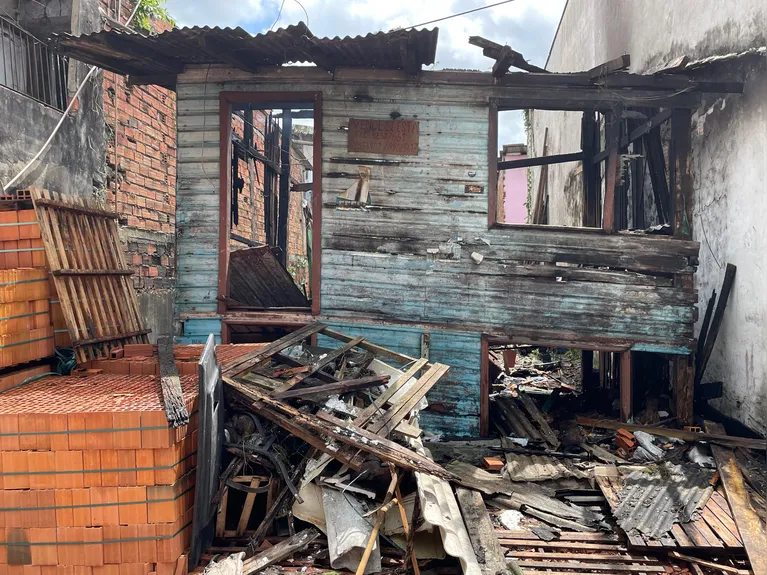Incêndio atinge casa de madeira no Barreiro, em Belém