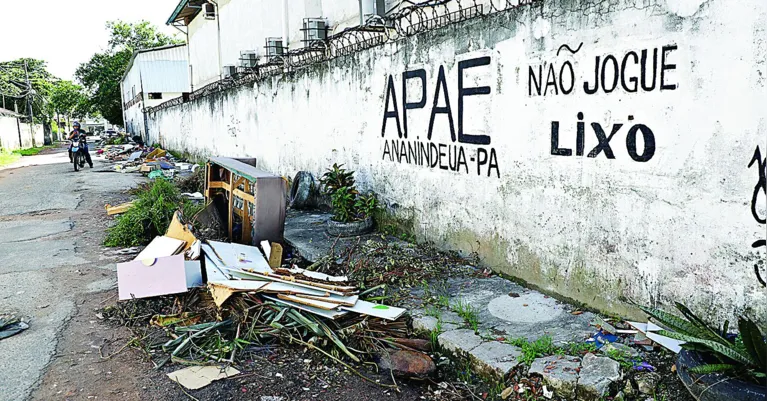 Enquanto isso, o lixo se espalha pelo município.