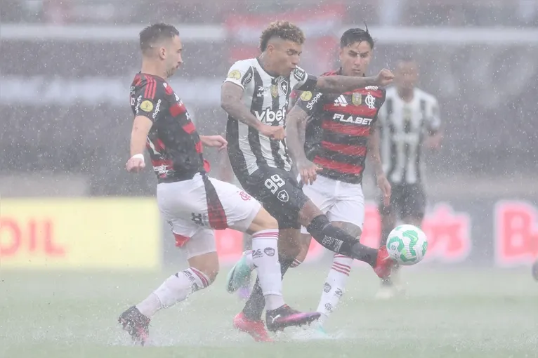 Fortes chuvas em Belém interroperam por cerca de 40 minutos Flamengo x Botafogo pela Supercopa do Brasil 2025