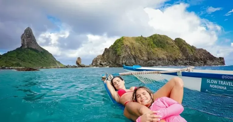 Deborah Secco exibe corpão durante viagem a Noronha; veja!