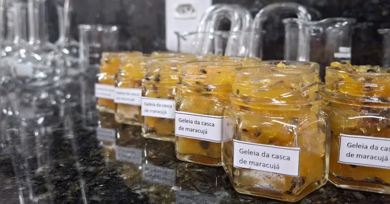 Produtos desenvolvidos pelos alunos durante as oficinas do projeto - resultado do aprendizado prático aliado à consciência ambiental.