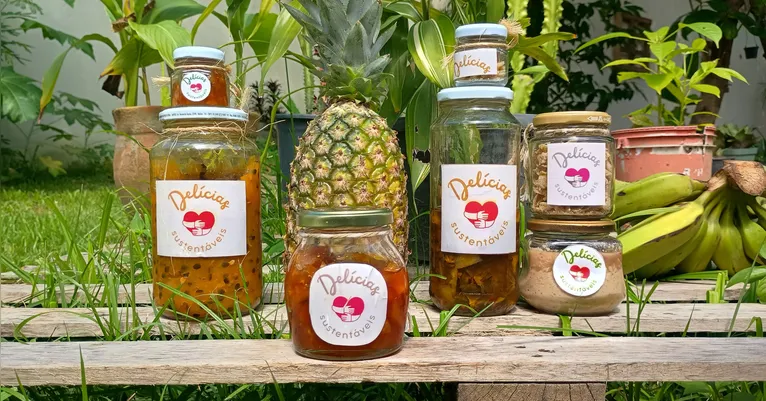 Geleias produzidas pelos alunos da Escola Aldebaro Klautau a partir do reaproveitamento de alimentos da merenda escolar - sabor, criatividade e sustentabilidade em potes que contam histórias.