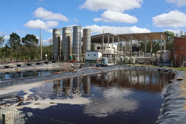Com o processo natural de decomposição do lixo, há a geração do chorume e de gases. Esses resíduos são monitorados e coletados dentro do aterro sanitário para que sejam tratados.