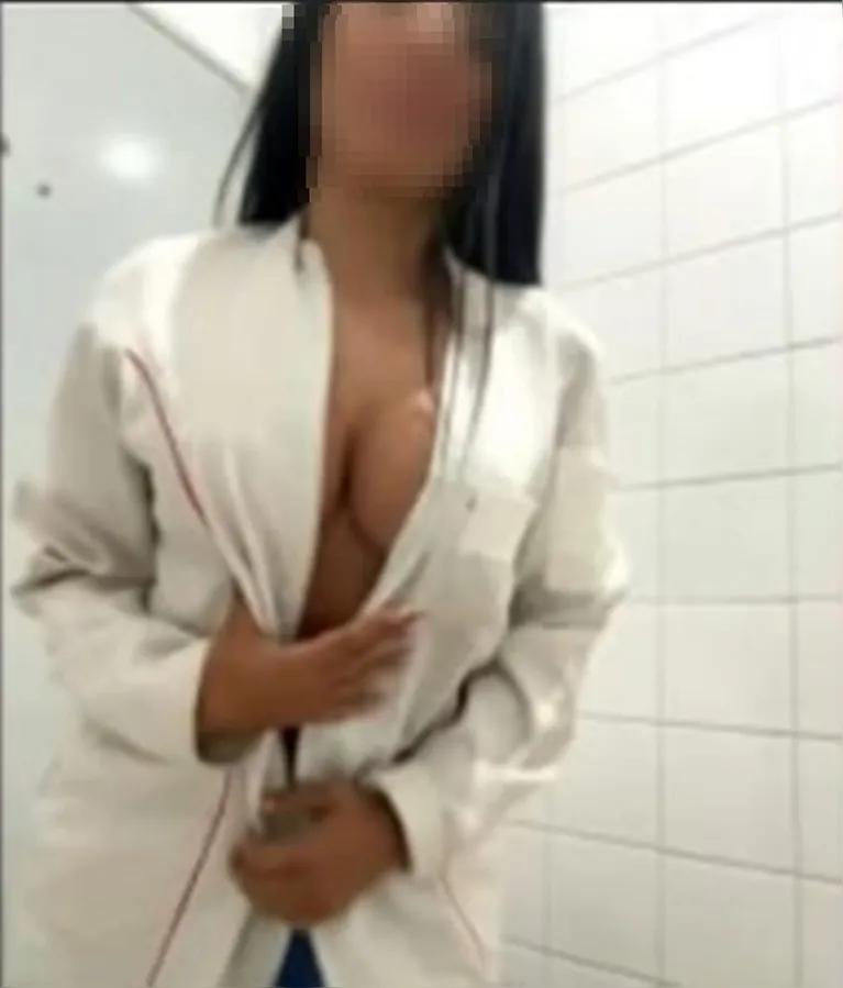 Em vídeos que circulam nas redes, “Dra. Potente” aparece em cenas sensuais feitas até dentro de banheiros que parecem ser de hospitais.