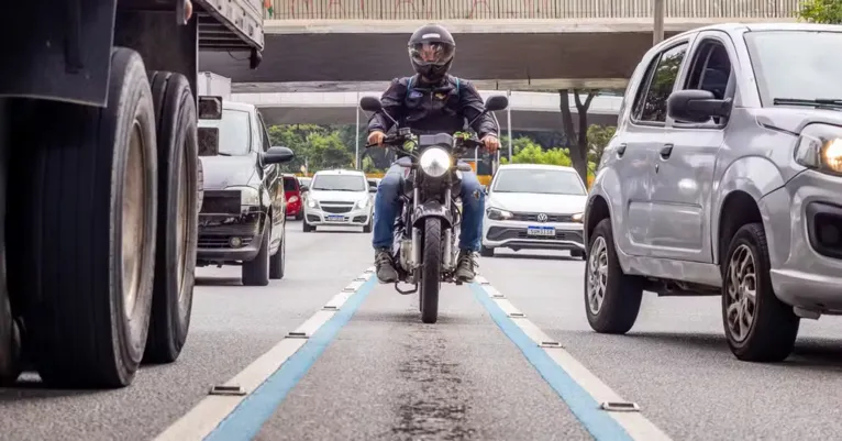 O exemplo que inspirou Belém vem de São Paulo, onde a faixa azul resultou em uma redução de 47,2% nas mortes de motociclistas nos trechos onde foi implementada.