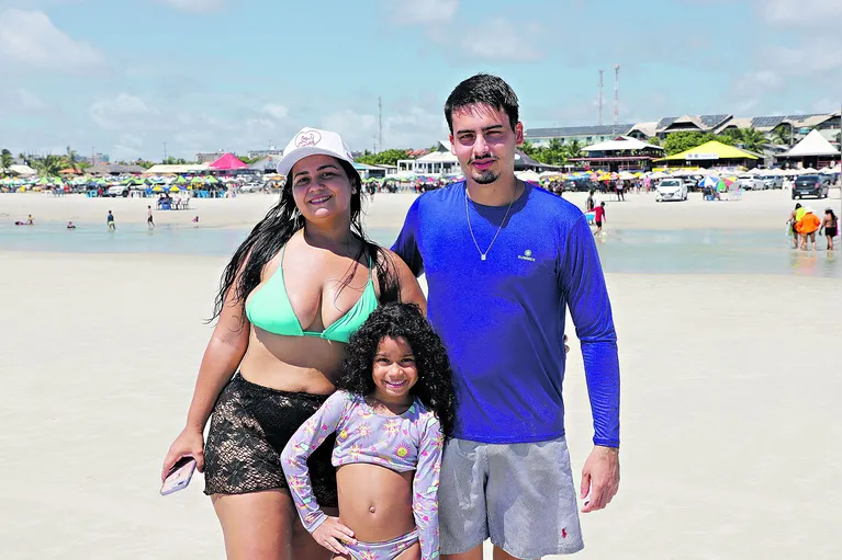 O casal Letícia Alcântara, 31, professora, Davi Amorim, 25, e 
a filha Ana Clara, 7