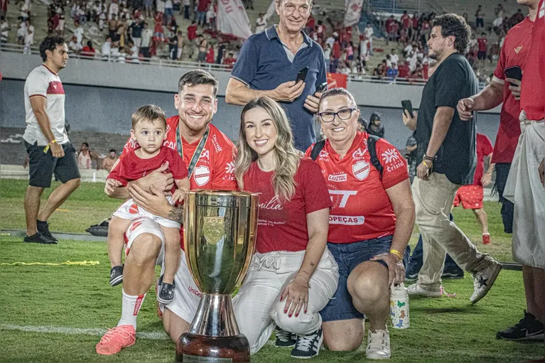 João Vieira ao lado da família, agora no Vila Nova