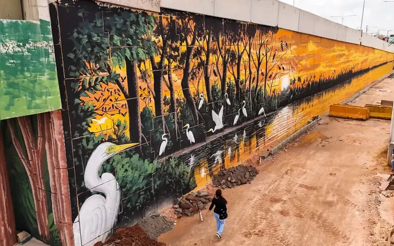 A arte inspirada na Amazônia ganha destaque em meio ao cinza característico das obras urbanas.