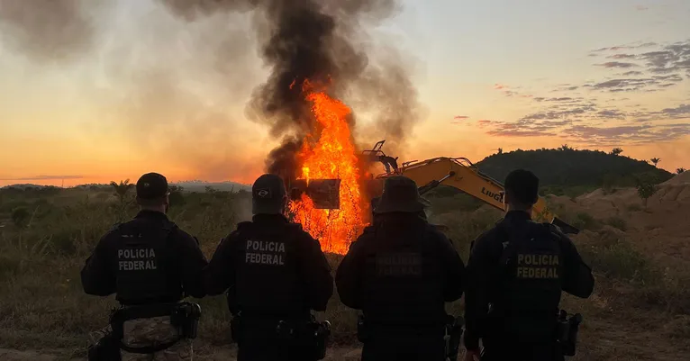 Durante operação em 2024, máquinas pesadas foram inutilizadas para impedir seu uso em garimpos ilegais na região da Terra Indígena Apyterewa.
