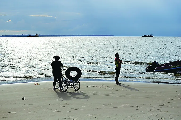 Movimento na Praia Grande na ilha de outeiro