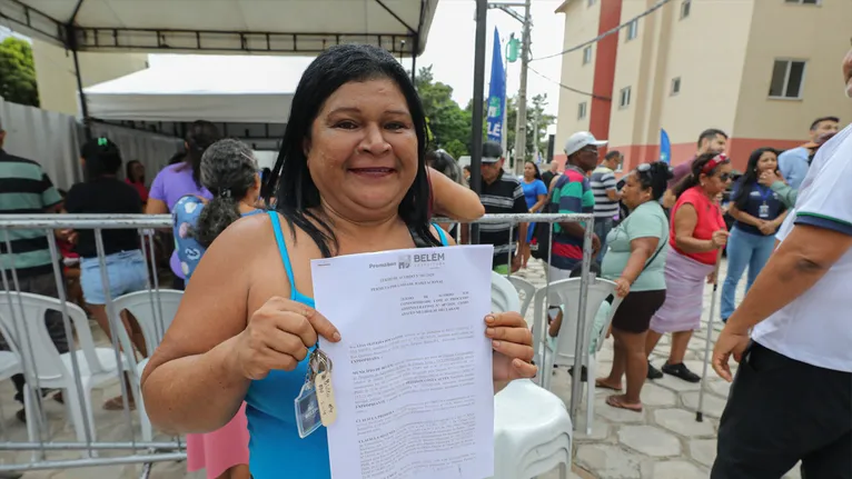 A trabalhadora Léia Oliveira se emocionou ao receber as chaves do apartamento que vai morar com o filho. Para ela, um sonho realizado.
