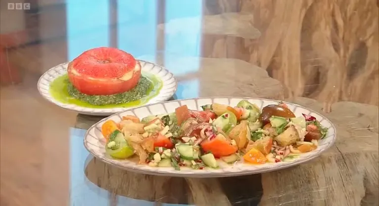 Ao longo da atração, o ator seguiu reagindo com náusea ao ver tomates cortados no estúdio.