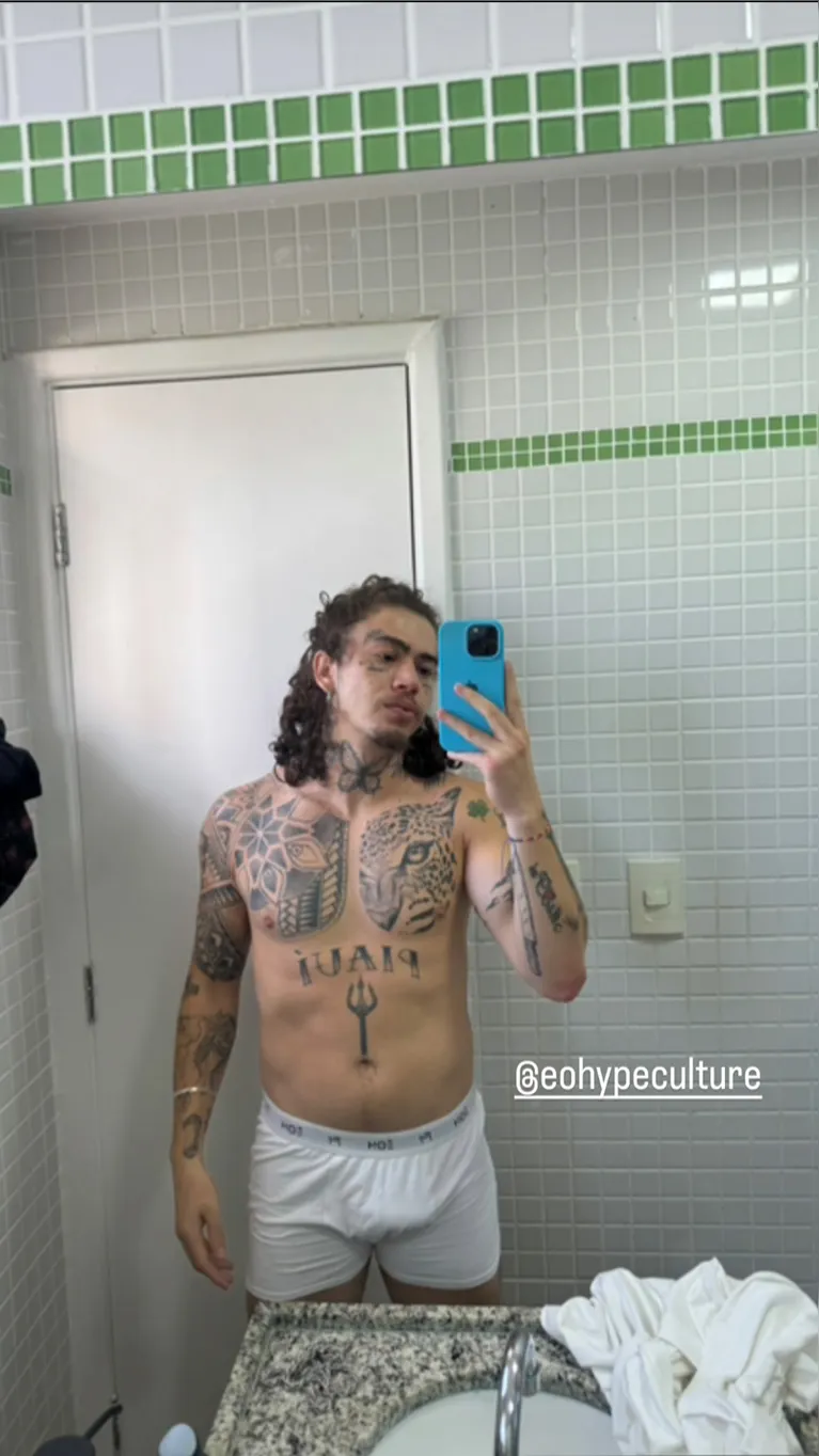 Whindersson Nunes posa de cueca e volume chama a atenção