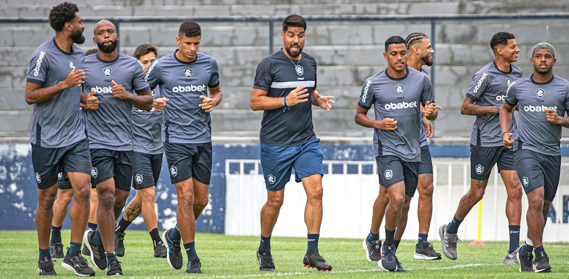 Caio Vinícius (primeiro na esquerda) conversa com António Oliveira na corrida com outros jogadores