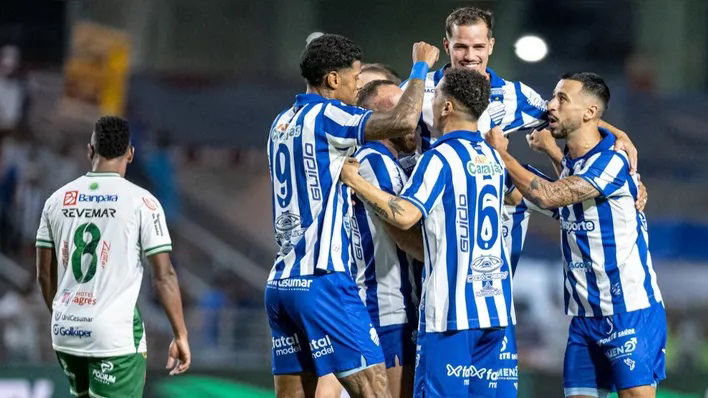 Jogadores do CSA comemoram goleada e classificação contra a Tuna
