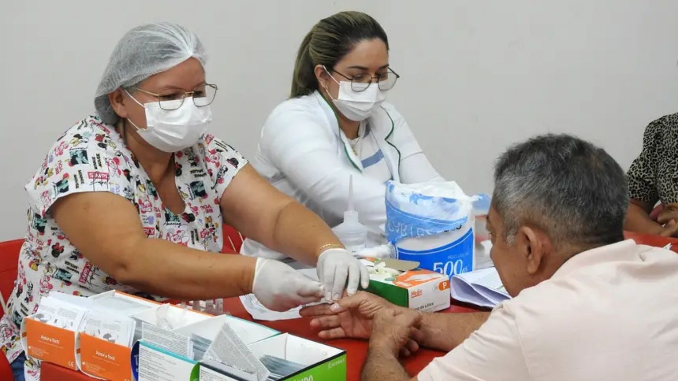 As faixas etárias mais afetadas são entre 50 e 79 anos, com destaque para mulheres entre 55 e 59 anos e homens entre 60 e 64.