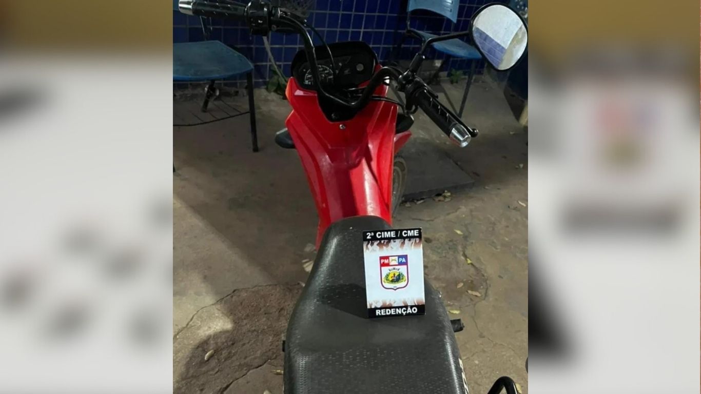 De acordo com a PM, o suspeito chamou a atenção dos militares ao trafegar em uma motocicleta POP 100, de cor vermelha, sem placa de identificação.