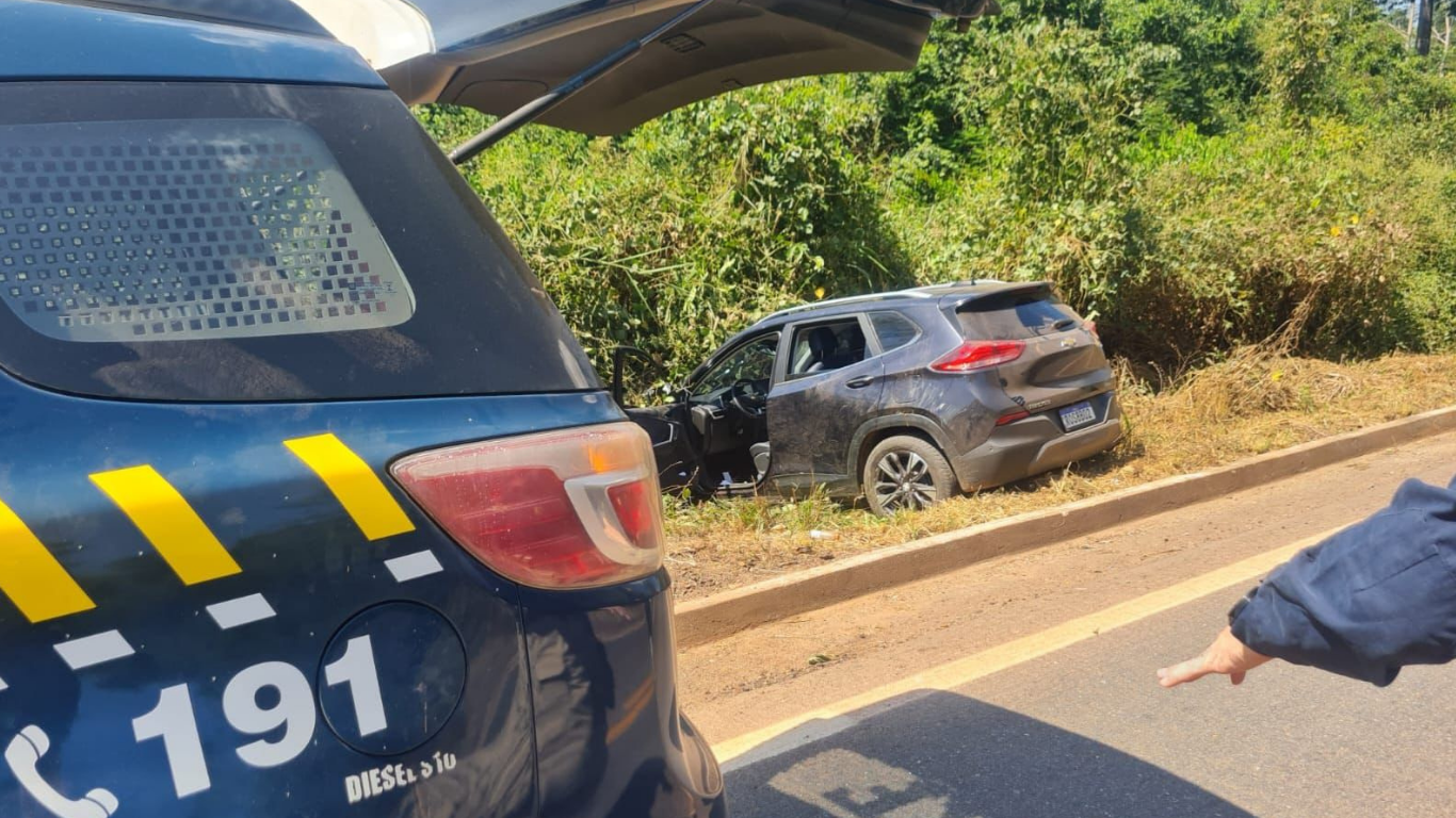 Ao perceberem a aproximação policial, os suspeitos empreenderam fuga, colidiram o carro e tentaram escapar a pé, adentrando uma área de mata.