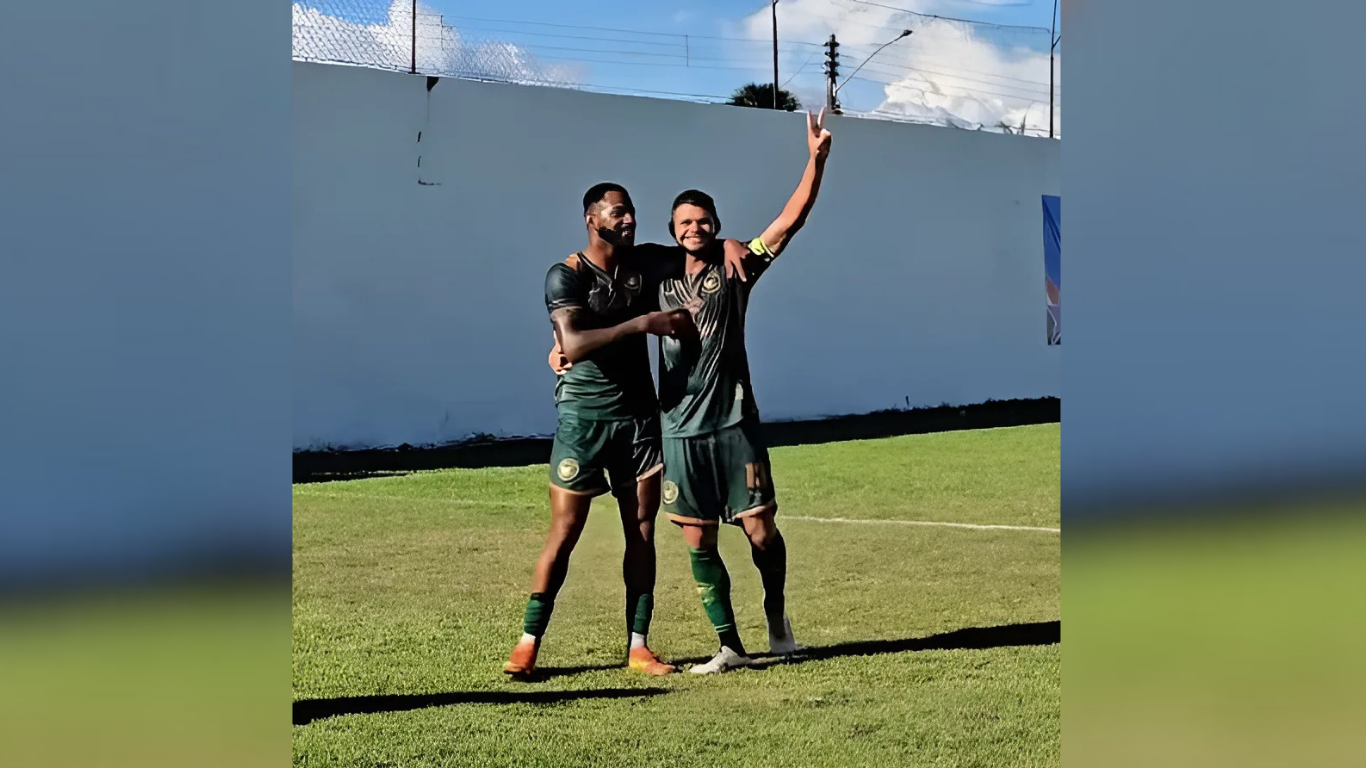 Aos 42 minutos do primeiro tempo, após uma bela jogada ofensiva, o atacante Derlon balançou as redes e colocou o Canaã em vantagem