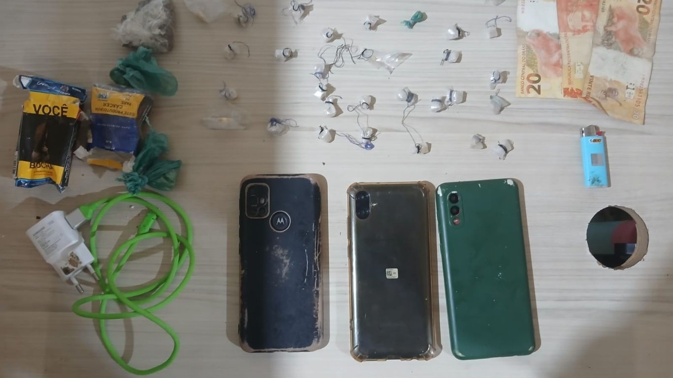 Foram encontrados com os supeitos 3 aparelhos celulares, R$ 60,00 em espécie e ainda, 36 pedras de substância que se assemelha ao crack.