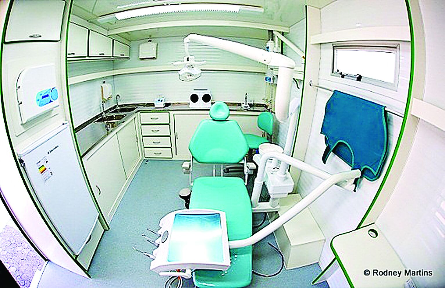 A unidade móvel é um consultório odontológico completo, instalado em um veículo adaptado, que se desloca para levar atendimento odontológico a áreas remotas.