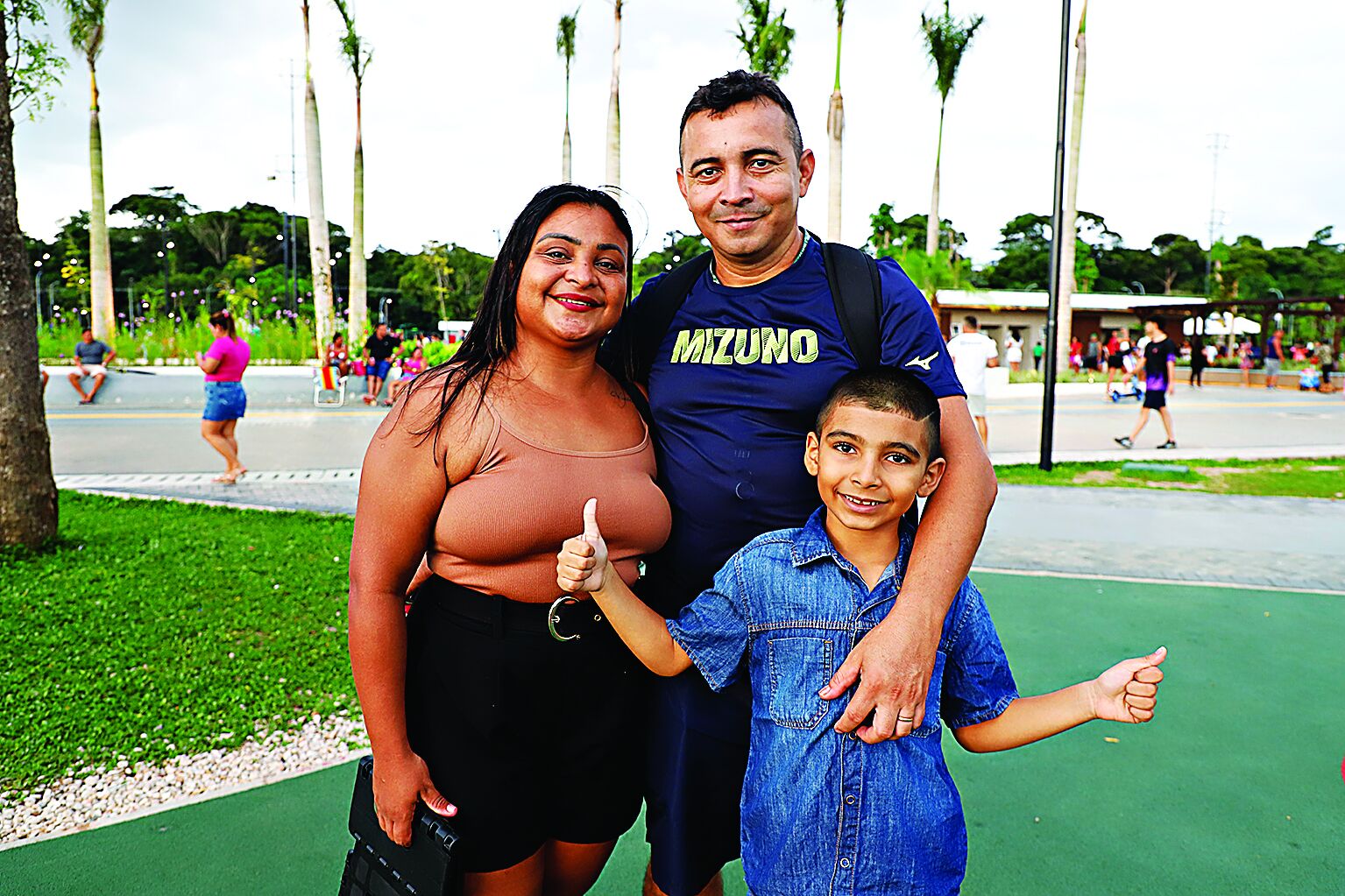 Maysa Lobato, de 34 anos, acompanhada do marido Luiz Ribeiro, 45 anos, e do filho Luiz Vinícius, 8 anos.
