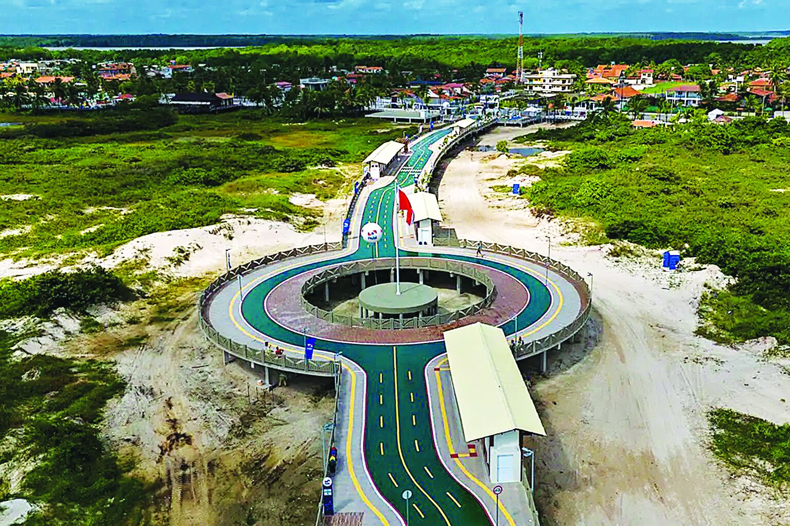 Com 380 metros de extensão, a nova passarela conta com ciclovia, calçadas para pedestres, quiosques, banheiros, chuveiros, paisagismo, sinalização tátil, rampas de acesso, bicicletário, entre outros atrativos